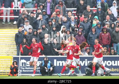 SWINDON, ROYAUME-UNI. MAI 15th Harry McKirdy de Swindon Town célèbre après avoir ouvert le score pendant le jeu de la Sky Bet League 2 demi-finale 1st jambe entre Swindon Town et Port Vale au terrain de comté de Swindon, le dimanche 15th mai 2022. (Crédit : Kieran Riley | MI News) Banque D'Images