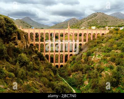 Aqueduct d'aigle près de Nerja construit au 19th siècle - Grenade, Espagne Banque D'Images