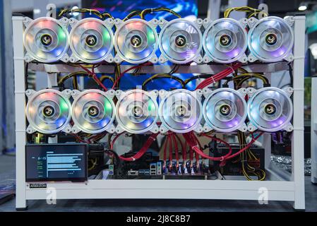 Crypto Miner Computer vu au stand « Arekzon » lors de la Thailand Crypto Expo 2022 au centre international des expositions et du commerce de Bangkok (BITEC). La Thailand Crypto Expo 2022 est la première exposition liée à la crypto-monnaie en Thaïlande et la plus grande en Asie du Sud-est, avec des sociétés de blockchain leaders au Bangkok International Trade and Exhibition Centre (BITEC) à Bangkok. (Photo de Peerapon Boonyakiat / SOPA Images/Sipa USA) Banque D'Images