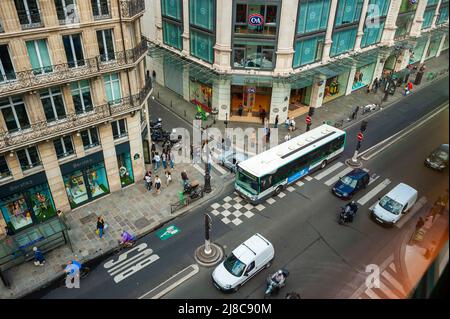 Paris, France, Grand angle, scène de rue, circulation automobile, rue de Rivoli, Centre-ville (avant grands travaux de rénovation) Shopfront parisien, environnement des transports en commun france, paris conduite, vue aérienne sur les routes et bâtiments parisiens Banque D'Images