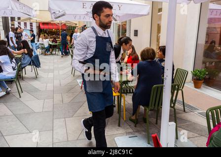 Paris, FRANCE, serveur français travaillant, personnes à l'intérieur de la cour de restauration italienne, magasin et restaurant Bistro dans le Marais, Eataly Banque D'Images