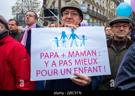 Paris, France, catholiques conservateurs protestant contre l'égalité des droits, mariage anti-gay, 'Manif pour tous', 2012 homme tenant la manifestation signe avec slogan, manifestation anti lgbt Banque D'Images