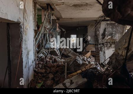 Chernihiv Ukraine 2022: Appartements détruits après le raid aérien. Vue intérieure. Ruines pendant la guerre de la Russie contre l'Ukraine. Photo de haute qualité Banque D'Images