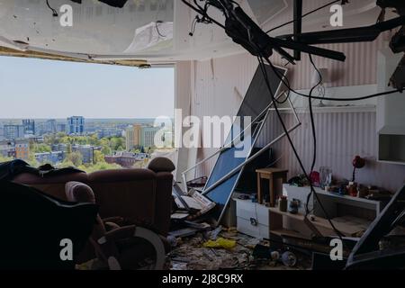 Chernihiv Ukraine 2022: Vue de l'appartement en ruines sur la rue après le raid aérien. Ruines pendant la guerre de la Russie contre l'Ukraine. Photo de haute qualité Banque D'Images