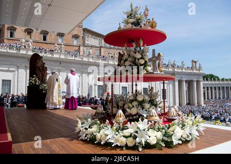 Italie, Rome, Vatican, 15/05/02. Le Pape François préside la célébration de l'Eucharistie et du Rite de canonisation des Blesseds : Titus Brandsma, Lazarus connu sous le nom de Devasahayam, César de bus, Luigi Maria Palazolo, Justin Maria Russolillo, Charles de Foucauld, Marie Rivier, Marie Frances de Jésus Rubatto, Marie de Jésus Santocanale et Marie Domenica Mantovani sur la place Saint-Pierre au Vatican . Photographie par les médias du Vatican / presse catholique photo. LIMITÉ À L'USAGE ÉDITORIAL - PAS DE MARKETING - PAS DE CAMPAGNES PUBLICITAIRES crédit: Agence de photo indépendante Srl/Alamy Live News Banque D'Images