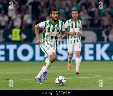 BUDAPEST, HONGRIE - 11 MAI : Aissa Laidouni de Ferencvarosi TC court avec le ballon lors du match final de la coupe hongroise entre Ferencvarosi TC et Paksi FC à la Puskas Arena le 11 mai 2022 à Budapest, Hongrie. Banque D'Images