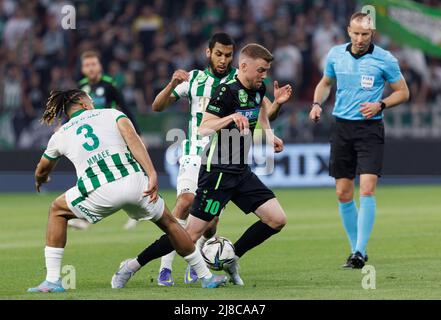 BUDAPEST, HONGRIE - MAI 11: Zsolt Haraszti de Paksi FC est contesté par Samy Mmaee de Ferencvarosi TC et Aissa Laidouni de Ferencvarosi TC lors du match de finale de la coupe hongroise entre Ferencvarosi TC et Paksi FC à l'arène de Puskas, le 11 mai 2022 à Budapest, Hongrie. Banque D'Images