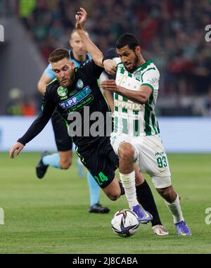 BUDAPEST, HONGRIE - 11 MAI : Aissa Laidouni de Ferencvarosi TC se bat pour le ballon avec Bence Lenzser de Paksi FC lors du match de finale de la coupe hongroise entre Ferencvarosi TC et Paksi FC à Puskas Arena le 11 mai 2022 à Budapest, Hongrie. Banque D'Images