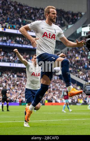 LONDRES, ROYAUME-UNI. 15th MAI Harry Kane, de Tottenham, célèbre après avoir obtenu son score lors du match de la Premier League entre Tottenham Hotspur et Burnley au Tottenham Hotspur Stadium, Londres, le dimanche 15th mai 2022. (Crédit : Federico Maranesi | MI News) LONDRES, Royaume-Uni. 15th MAI lors du match de la Premier League entre Tottenham Hotspur et Burnley au Tottenham Hotspur Stadium, Londres, le dimanche 15th mai 2022. (Credit: Federico Maranesi | MI News) Credit: MI News & Sport /Alay Live News Banque D'Images