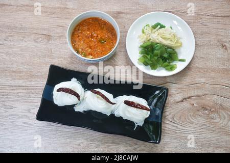 Les nouilles de riz thaï à la sauce épicée et douce aux arachides mangent des légumes de couple sur l'assiette Banque D'Images