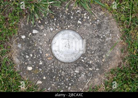 Marqueur de levé géologique au phare de Turkey point, le troisième phare le plus haut de la baie de Chesapeake. Banque D'Images