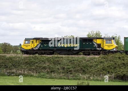 Freightliner classe 70 locomotive diesel n° 70001 tirant un train freightliner, Warwickshire, Royaume-Uni Banque D'Images