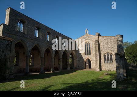 Église de St.John l'évangéliste, Oxborough, Norfolk avec Chancel et Bedingfield Chapel (à droite) en arrière-plan et allée nord restante de l'ancienne nef Banque D'Images