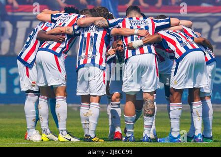 TILBURG, PAYS-BAS - 15 MAI : les joueurs de Willem II se sont embrassés lors du match hollandais entre Willem II et le FC Utrecht au stade Koning Willem II, le 15 mai 2022 à Tilburg, pays-Bas (photo de Geert van Erven/Orange Pictures) Banque D'Images