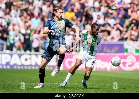 GRONINGEN - (lr) Roberts Uldrikis de SC Cambuur, Neraysho Kasanwirjo ou FC Groningen pendant le match néerlandais Eredivisie entre FC Groningen et SC Cambuur au stade Euroborg, le 15 mai 2022 à Groningen, pays-Bas. ANP COR LASKER Banque D'Images