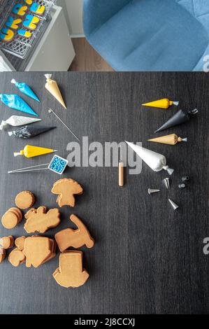 Le processus de fabrication de pain d'épice fait main, atelier, vue de dessus. Banque D'Images