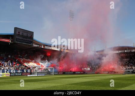 TILBURG - feux d'artifice lors du match hollandais entre Willem II et le FC Utrecht au stade Koning Willem II le 15 mai 2022 à Tilburg, pays-Bas. ANP BART STOUTJEDIJK Banque D'Images