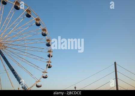 Vue à angle bas de la grande roue blanche contre le crépuscule du ciel coucher de soleil à Düsseldorf, Allemagne. Banque D'Images