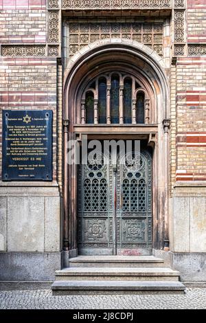 Synagogue juive et décoratifs d'extérieur de bâtiment d'entrée de porte de la vieille ville historique de bâtiment classé sur Oranienburgerstrasse,Berlin,Mitte Banque D'Images