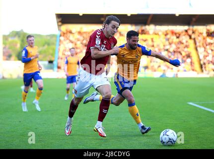 Louis Appere de Northampton Town (à gauche) et Stephen McLaughlin de Mansfield Town se battent pour le ballon lors de la demi-finale de la Sky Bet League deux matchs de première jambe au One Call Stadium, Mansfield. Date de la photo: Samedi 14 mai 2022. Banque D'Images