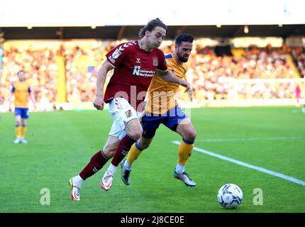 Louis Appere de Northampton Town (à gauche) et Stephen McLaughlin de Mansfield Town se battent pour le ballon lors de la demi-finale de la Sky Bet League deux matchs de première jambe au One Call Stadium, Mansfield. Date de la photo: Samedi 14 mai 2022. Banque D'Images