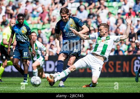 GRONINGEN - (lr) Roberts Uldrikis de SC Cambuur, Mike te Wierik de FC Groningen lors du match néerlandais Eredivisie entre FC Groningen et SC Cambuur au stade Euroborg, le 15 mai 2022 à Groningen, pays-Bas. ANP COR LASKER Banque D'Images