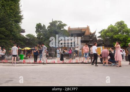 12 août 2017. Zhenjiang, Chine. Les touristes chinois prient au temple de Jinshan à Zhenjiang en Chine lors d'une journée passée dans la province de Jiangsu. Banque D'Images