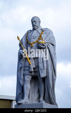 Une statue en granit du roi Edward VII se dresse le long de Union Street, à côté des jardins Union Terrace, à Aberdeen, en Écosse, au Royaume-Uni Banque D'Images