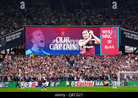 Les fans applaudissent Mark Noble de West Ham United lors de la 16th minute de son dernier match à domicile lors du match de la Premier League au London Stadium, Londres. Date de la photo: Dimanche 15 mai 2022. Banque D'Images