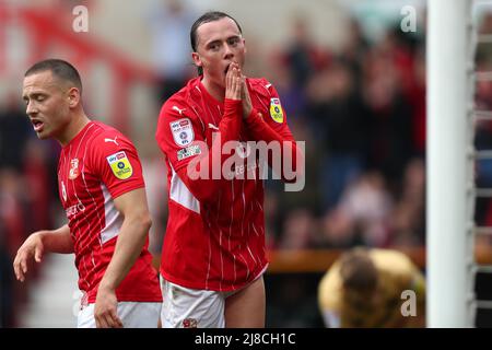 SWINDON, ROYAUME-UNI. MAI 15th Harry McKirdy, de Swindon Town, réagit pendant la demi-finale de la Ligue des Bet 2 de Sky Play-Off 1st Leg entre Swindon Town et Port Vale au County Ground, Swindon, le dimanche 15th mai 2022. (Crédit : Kieran Riley | MI News) Banque D'Images