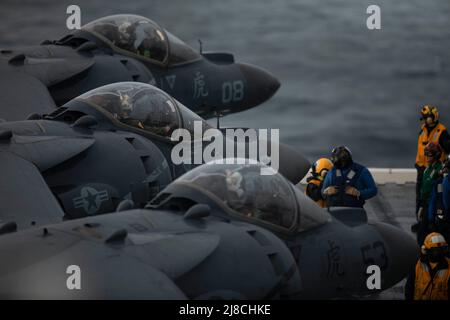 L'équipage du pont de vol de la Marine américaine prépare des avions de chasse Harrier AV-8B fixés aux Tigres de l'escadron d'attaque Marine 542, pour une position de lancement sur le pont de vol du navire d'assaut amphibie de classe Wasp USS Kearsarge, le 22 septembre 2021, opérant sur l'océan Atlantique. Banque D'Images