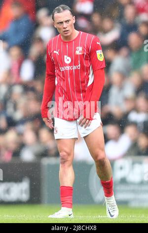 SWINDON, ROYAUME-UNI. MAI 15th Harry McKirdy de Swindon Town photographié pendant le jeu de la Sky Bet League 2 demi-finale 1st jambe entre Swindon Town et Port Vale au County Ground, Swindon le dimanche 15th mai 2022. (Crédit : Kieran Riley | MI News) Banque D'Images