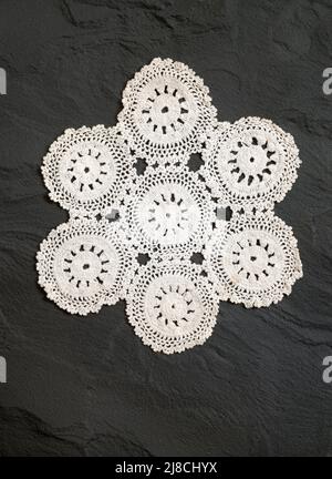 Tapis en dentelle vintage avec motif de muguet sur fond noir Banque D'Images