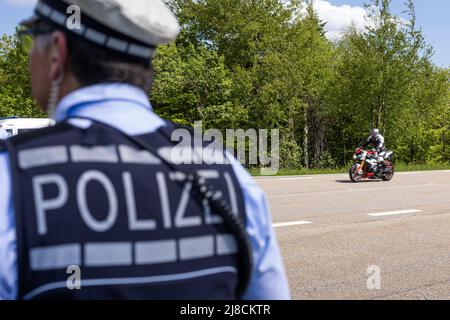 15 mai 2022, Bade-Wurtemberg, Pforzheim : un motocycliste passe devant un poste de contrôle de la police. Le siège de la police de Pforzheim effectue aujourd'hui un contrôle à grande échelle de la moto sur le B500 dans le district de Freudenstadt. Photo: Philipp von Ditfurth/dpa Banque D'Images