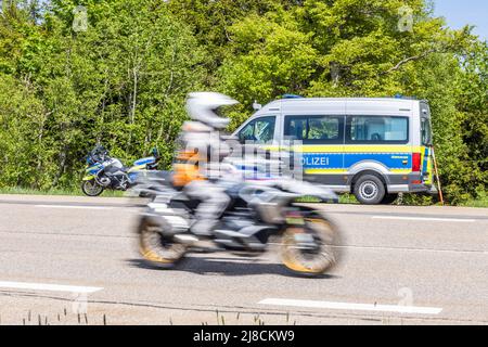 15 mai 2022, Bade-Wurtemberg, Pforzheim : un motocycliste passe devant un poste de contrôle de la police. Le siège de la police de Pforzheim effectue aujourd'hui un contrôle à grande échelle de la moto sur le B500 dans le district de Freudenstadt. Photo: Philipp von Ditfurth/dpa Banque D'Images