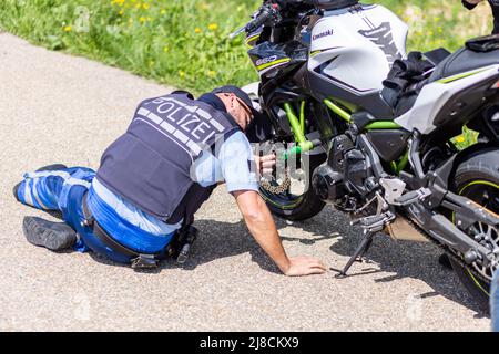 15 mai 2022, Bade-Wurtemberg, Pforzheim: Un policier vérifie une moto. Le siège de la police de Pforzheim effectue aujourd'hui un contrôle à grande échelle de la moto sur le B500 dans le district de Freudenstadt. Photo: Philipp von Ditfurth/dpa Banque D'Images