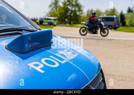 15 mai 2022, Bade-Wurtemberg, Pforzheim : un motocycliste passe devant un poste de contrôle de la police. Le siège de la police de Pforzheim effectue aujourd'hui un contrôle à grande échelle de la moto sur le B500 dans le district de Freudenstadt. Photo: Philipp von Ditfurth/dpa Banque D'Images