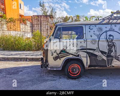  Playa del Carmen México.  Mars viejo negro sucio roto VW bus Volkswagen coche oxidado en la carretera en Playa del Carmen, Quintana Roo, México