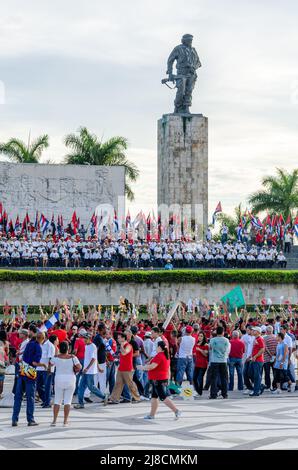 Les célébrations traditionnelles du jour de mai ou de la fête des travailleurs se tiennent chaque année sur la place de la Révolution et le Mémorial du Che Guevara Banque D'Images