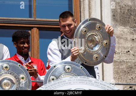 15 mai 2022, Bavière, Munich: Kingsley Coman (l) et Niklas Süle du FC Bayern München célèbrent le championnat allemand de football sur le balcon de la mairie de Marienplatz. Le FC Bayern München a remporté le championnat allemand de football Bundesliga pour la dixième fois consécutive. Photo: Matthias balk/dpa - NOTE IMPORTANTE: Conformément aux exigences du DFL Deutsche Fußball Liga et du DFB Deutscher Fußball-Bund, il est interdit d'utiliser ou d'utiliser des photos prises dans le stade et/ou du match sous forme de séquences d'images et/ou de séries de photos de type vidéo. Banque D'Images