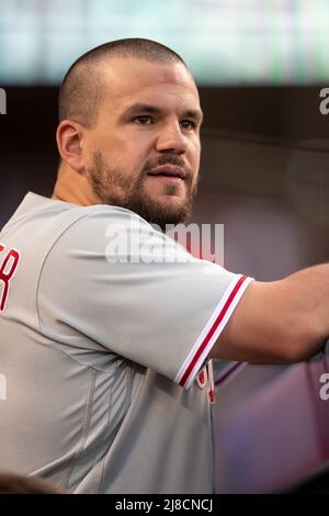 Philadelphie Phillies le fieleur gauche Kyle Schwarber (12) regarde pendant un match de la saison régulière de la MLB contre les Dodgers de Los Angeles, le vendredi 13 mai 2022 Banque D'Images