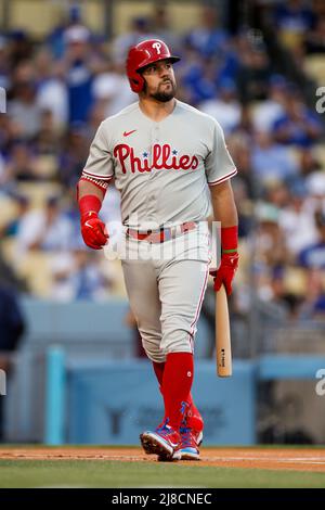 Philadelphia Phillies Left fielder Kyle Schwarber (12) réagit après une grève lors d'un match de la saison régulière de la MLB contre les Dodgers de Los Angeles, le vendredi Banque D'Images