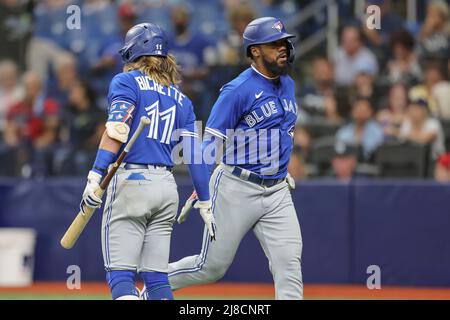 Saint-Pétersbourg, Floride. États-Unis; Toronto Blue Jays, le grand fielant Teoscar Hernandez (37) est félicité par le shortstop Bo Bichette (11) de Toronto Blue Jays Banque D'Images