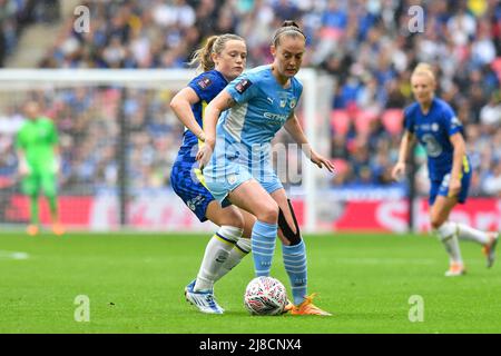 LONDRES, ROYAUME-UNI. MAI 15th Keira Walsh de Manchester City bataille pour possession avec Erin Cuthbert de Chelsea lors de la finale féminine de la coupe FA entre Chelsea et Manchester City au stade Wembley, Londres, le dimanche 15th mai 2022. (Credit: Ivan Yordanov | MI News) Credit: MI News & Sport /Alay Live News Banque D'Images