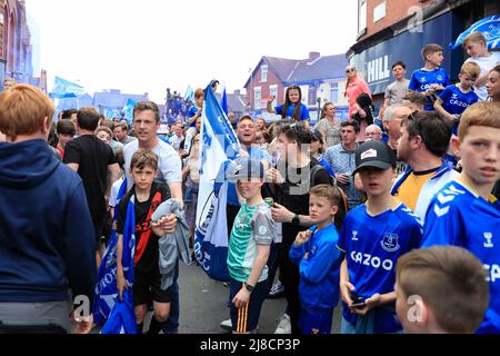 Les fans d'Everton attendent l'arrivée du bus de l'équipe Banque D'Images