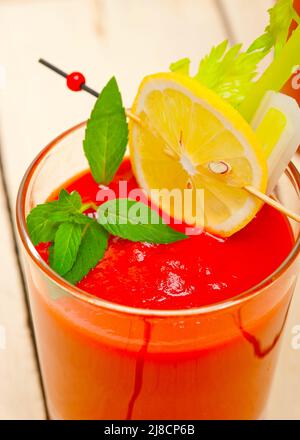 Jus de tomate fraîche soupe gaspacho sur un verre sur table en bois blanc Banque D'Images
