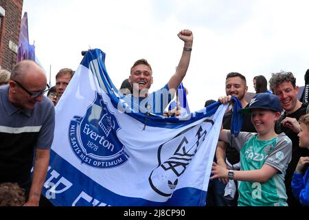 Les fans d'Everton attendent l'arrivée du bus de l'équipe Banque D'Images