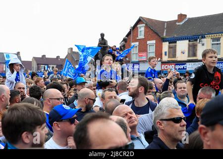 Les fans d'Everton attendent l'arrivée du bus de l'équipe Banque D'Images