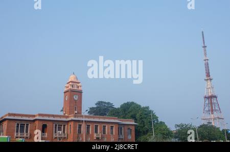 Chennai, Tamil Nadu, Inde - Mai 07 2022: Tour d'horloge à l'Université de Madras qui est célèbre institut le long de la plage de Marina, Chennai, Inde. Banque D'Images