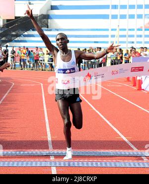 (220515) -- BANGALORE, 15 mai 2022 (Xinhua) -- Nicolas Kipkorir du Kenya traverse la ligne d'arrivée pendant le TCS World 10K Bengaluru la catégorie 10K hommes à Bangalore, Inde le 15 mai 2022. (STR/Xinhua) Banque D'Images